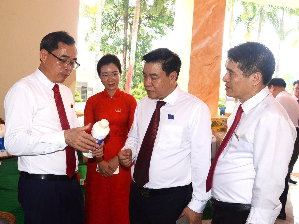Các đại biểu tham quan gian hàng giới thiệu sản phẩm của phường Mỹ Lâm. Ảnh: Đào Thanh. Các đại biểu tham quan gian hàng giới thiệu sản phẩm của phường Mỹ Lâm. Ảnh: Đào Thanh.