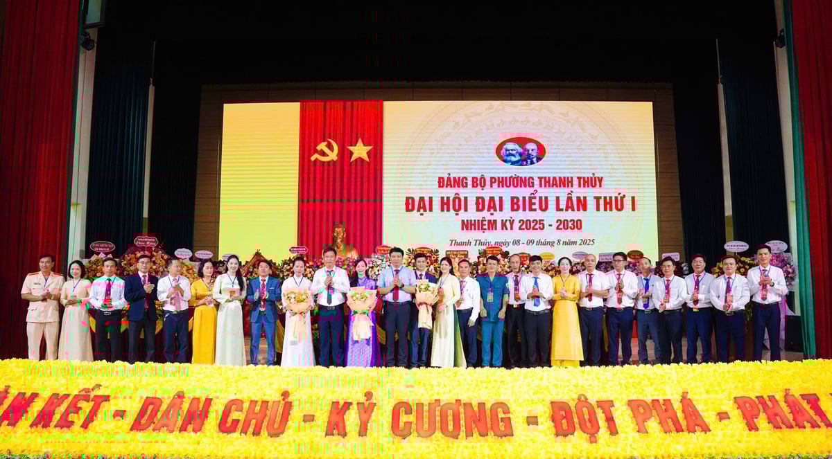 Ra mắt Ban Chấp hành Đảng bộ phường. Phường Thanh Thủy quyết tâm, phấn đấu để phát triển nhanh, bền vững và trở thành một phường trọng điểm phía nam của TP Huế. Ảnh: Văn Dinh. Ra mắt Ban Chấp hành Đảng bộ phường. Phường Thanh Thủy quyết tâm, phấn đấu để phát triển nhanh, bền vững và trở thành một phường trọng điểm phía nam của TP Huế. Ảnh: Văn Dinh.