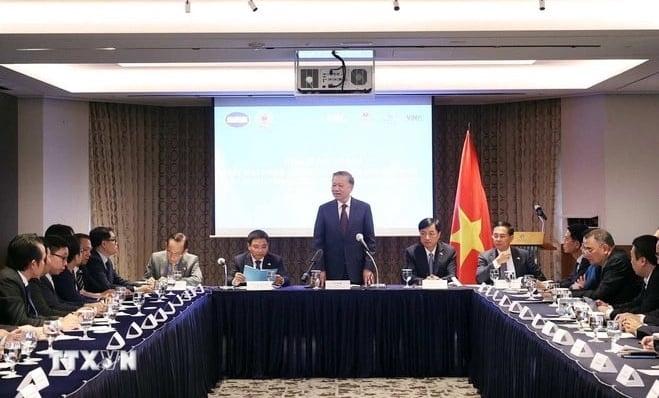 Tổng Bí thư Tô Lâm gặp và trao đổi với các chuyên gia Việt Nam tại Hàn Quốc. Ảnh: TTXVN.