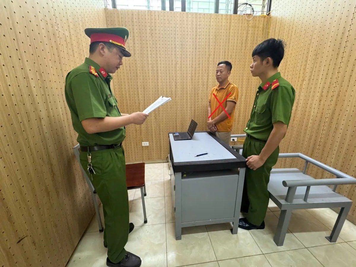 Đối tượng cầm đầu Đinh Văn Tuấn (áo cam). Ảnh: Công an tỉnh Sơn La. Đối tượng cầm đầu Đinh Văn Tuấn (áo cam). Ảnh: Công an tỉnh Sơn La.