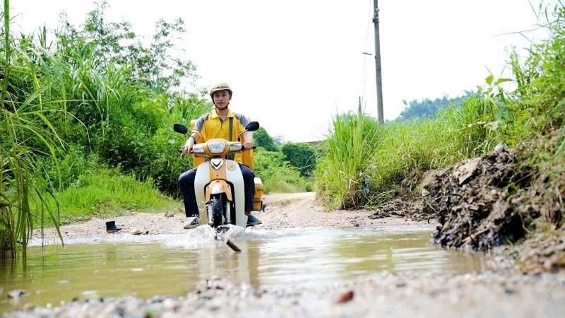 Nhân viên Bưu điện Việt Nam không ngại khó khăn hoàn thành nhiệm vụ. Ảnh: VNP. Nhân viên Bưu điện Việt Nam không ngại khó khăn hoàn thành nhiệm vụ. Ảnh: VNP.