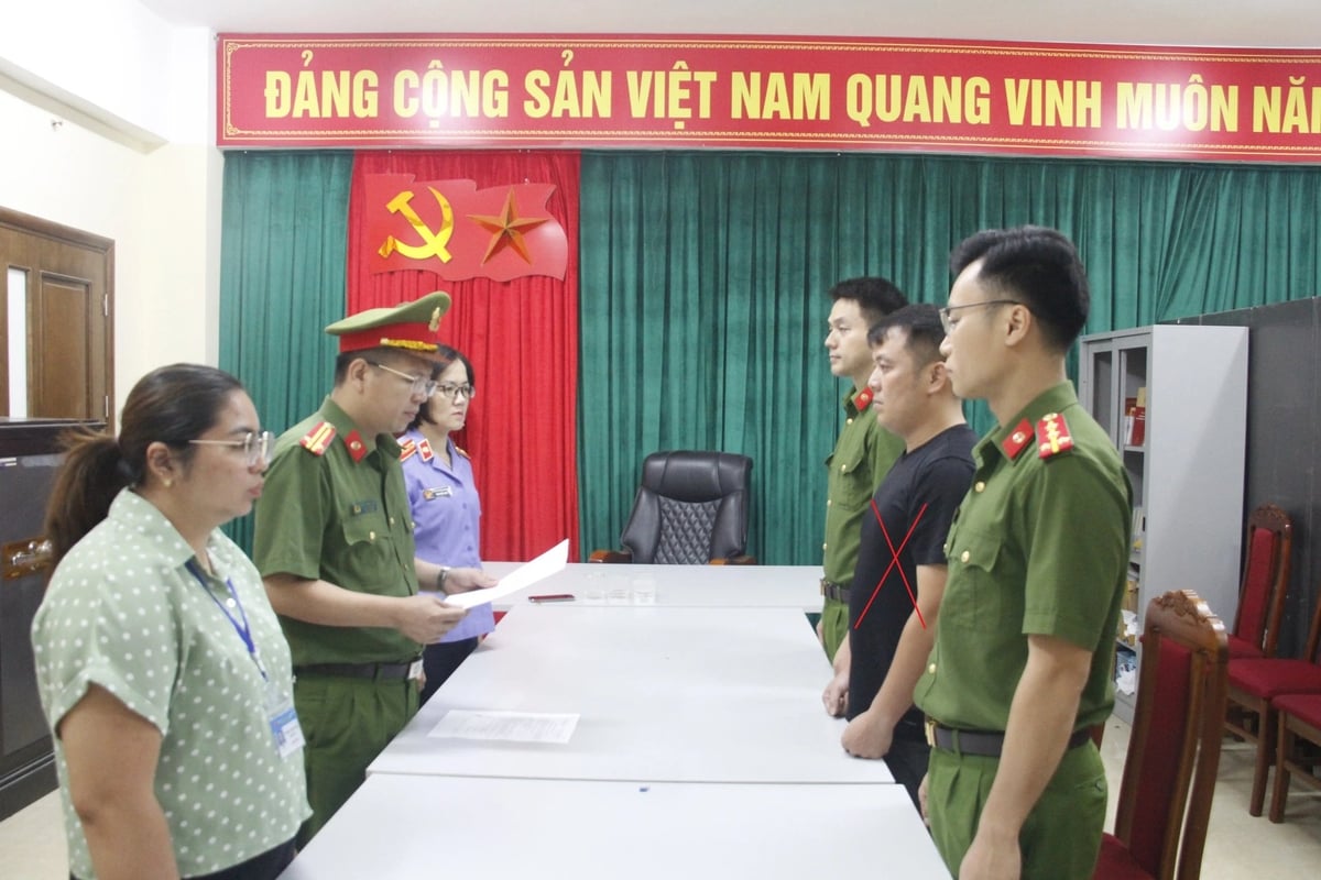 Đối tượng Nguyễn Văn Vĩnh (áo đen). Ảnh: Công an tỉnh Sơn La. Đối tượng Nguyễn Văn Vĩnh (áo đen). Ảnh: Công an tỉnh Sơn La.