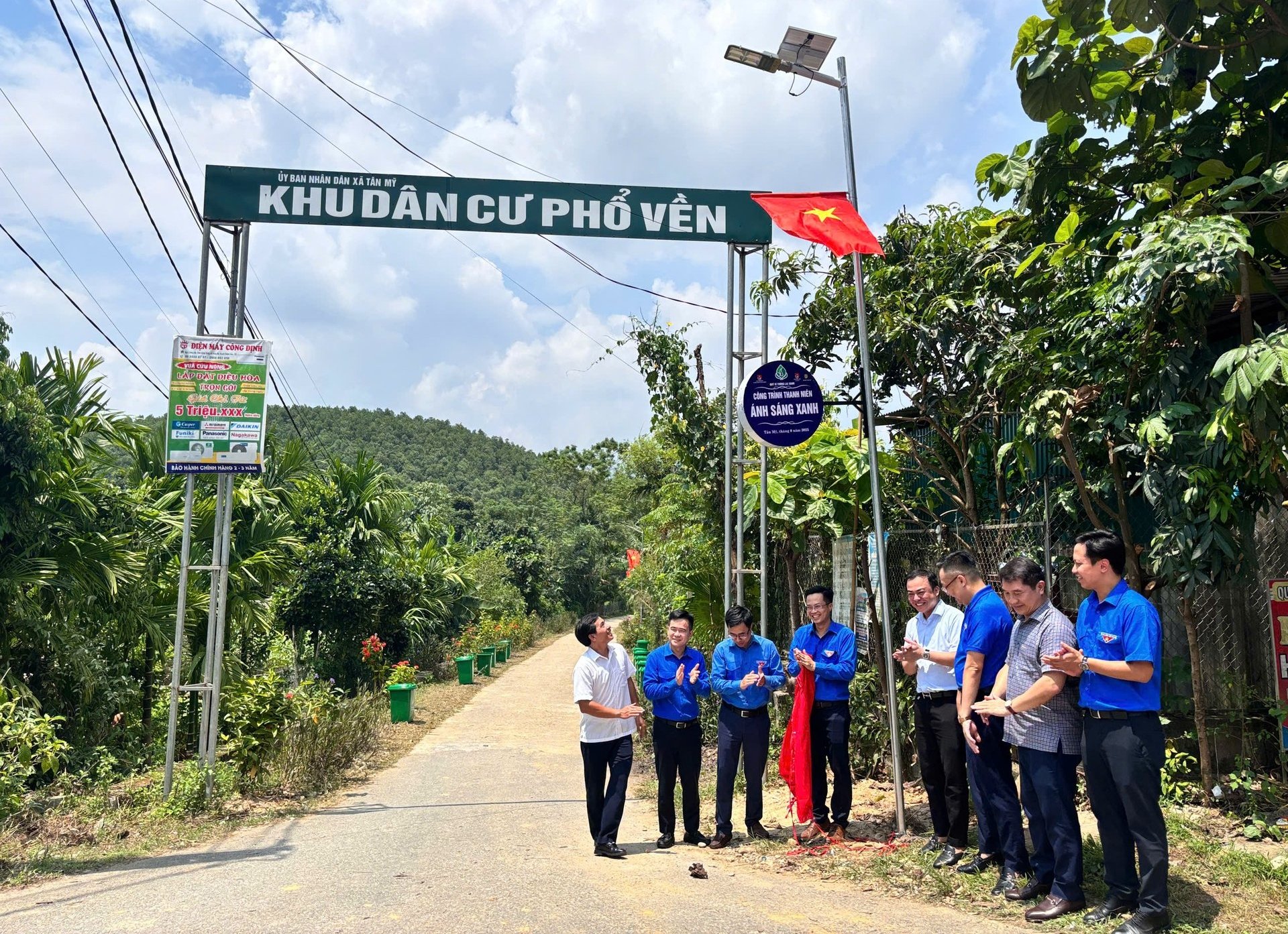 Khánh thành công trình thanh niên 'Ánh sáng xanh' thắp sáng con đường 2km của khu dân cư Phổ Vền, xã Tân Mỹ. Ảnh: Kiều Chi. Khánh thành công trình thanh niên 'Ánh sáng xanh' thắp sáng con đường 2km của khu dân cư Phổ Vền, xã Tân Mỹ. Ảnh: Kiều Chi.