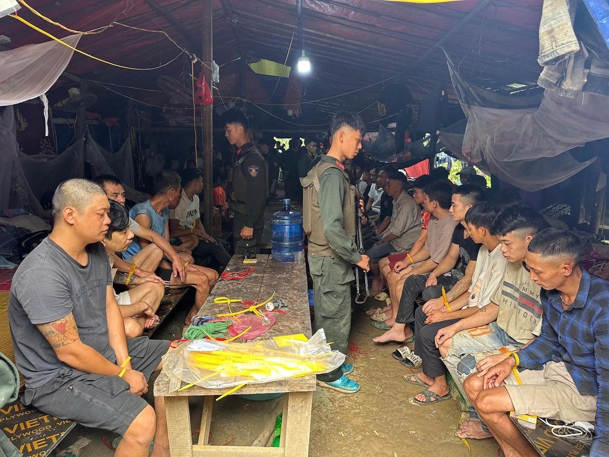 Công an tỉnh Sơn La triệt phá, khống chế các đối tượng khai thác vàng trái phép tại xã Gia Phù. Ảnh: Công an tỉnh Sơn La. Công an tỉnh Sơn La triệt phá, khống chế các đối tượng khai thác vàng trái phép tại xã Gia Phù. Ảnh: Công an tỉnh Sơn La.