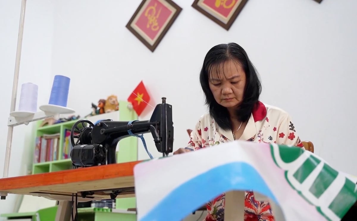 Việc may các túi đi chợ bằng pano, áp phích cũng mang lại thu nhập cho các chị em thuộc Hội Liên hiệp phụ nữ tại Côn Đảo. Ảnh: UBND đặc khu Côn Đảo. Việc may các túi đi chợ bằng pano, áp phích cũng mang lại thu nhập cho các chị em thuộc Hội Liên hiệp phụ nữ tại Côn Đảo. Ảnh: UBND đặc khu Côn Đảo.