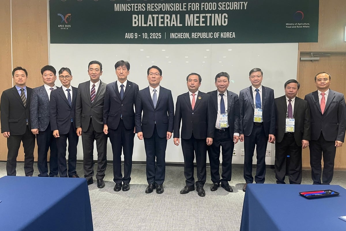 Ông Kim In Joong, Chủ tịch Tập đoàn Phát triển Nông thôn Hàn Quốc chụp ảnh lưu niệm với đoàn công tác Bộ Nông nghiệp và Môi trường Việt Nam do quyền Bộ trưởng Trần Đức Thắng làm trưởng đoàn. Ảnh: Thanh Nguyễn. Ông Kim In Joong, Chủ tịch Tập đoàn Phát triển Nông thôn Hàn Quốc chụp ảnh lưu niệm với đoàn công tác Bộ Nông nghiệp và Môi trường Việt Nam do quyền Bộ trưởng Trần Đức Thắng làm trưởng đoàn. Ảnh: Thanh Nguyễn.
