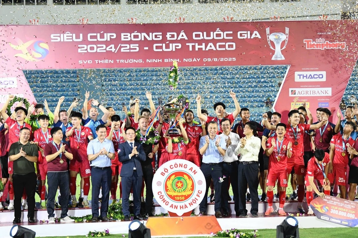 Công an Hà Nội nhận chức vô địch Siêu cúp Quốc gia. Ảnh: VPF. Công an Hà Nội nhận chức vô địch Siêu cúp Quốc gia. Ảnh: VPF.
