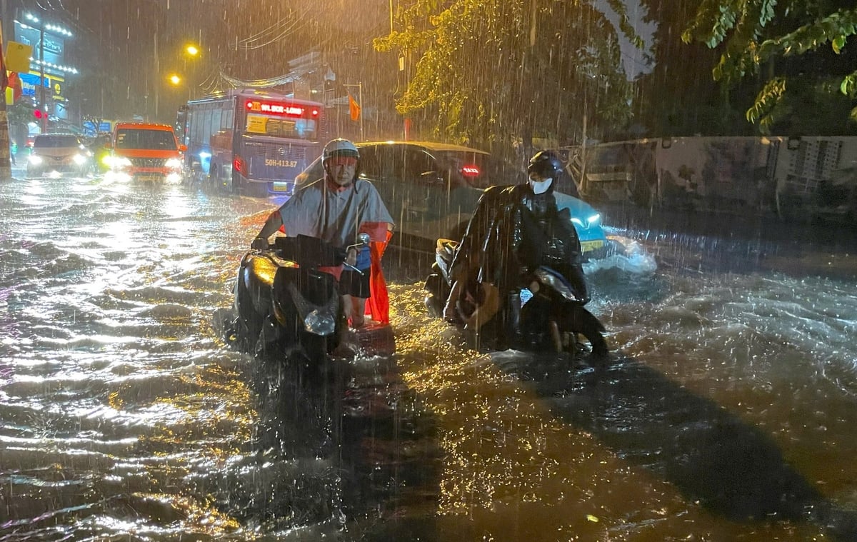 Nhiều khu vực tại Thủ Đức, Bình Thạnh, Bình Chánh... của TP.HCM ngập sâu sau cơn mưa lớn chiều 10/8. Ảnh: Lê Bình. Nhiều khu vực tại Thủ Đức, Bình Thạnh, Bình Chánh... của TP.HCM ngập sâu sau cơn mưa lớn chiều 10/8. Ảnh: Lê Bình.