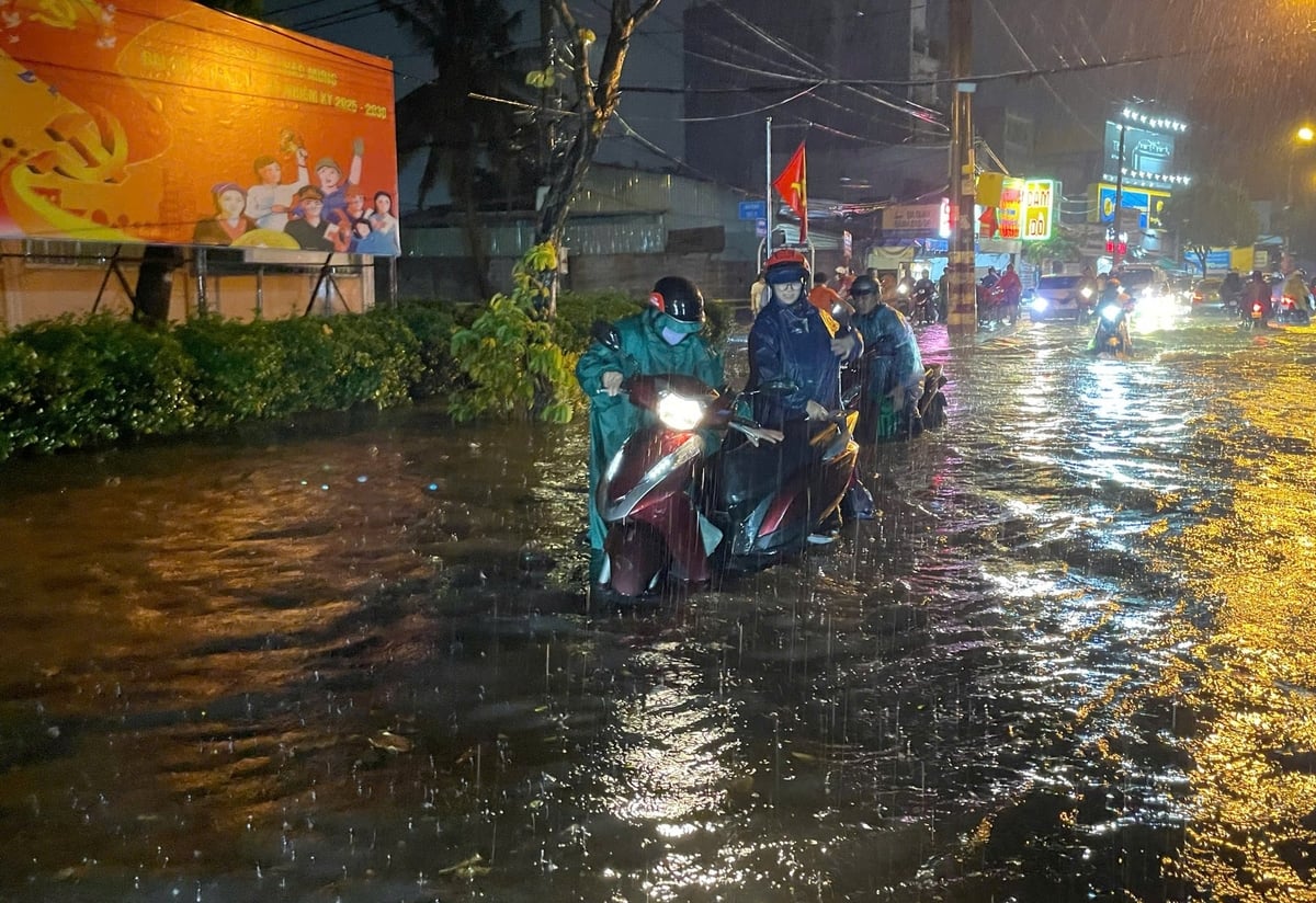 Nước ngập sâu khiến nhiều phương tiện tham gia giao thông bị chết máy giữa đường. Ảnh: Lê Bình. Nước ngập sâu khiến nhiều phương tiện tham gia giao thông bị chết máy giữa đường. Ảnh: Lê Bình.