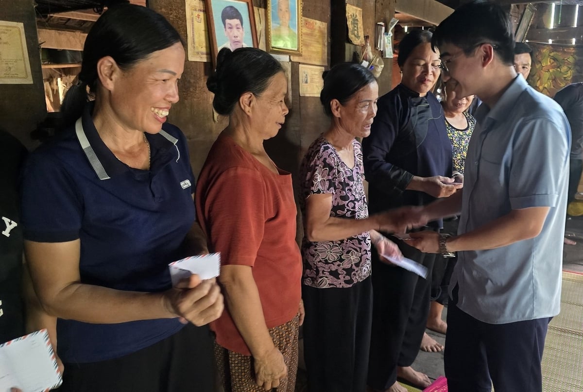 Chủ tịch UBND xã Cai Kinh Hà Vũ Khôi tặng quà, động viên người dân Lân Nóng cùng chung tay xây dựng 'ngôi làng Net Zero'. Ảnh: Hoàng Nghĩa. Chủ tịch UBND xã Cai Kinh Hà Vũ Khôi tặng quà, động viên người dân Lân Nóng cùng chung tay xây dựng 'ngôi làng Net Zero'. Ảnh: Hoàng Nghĩa.