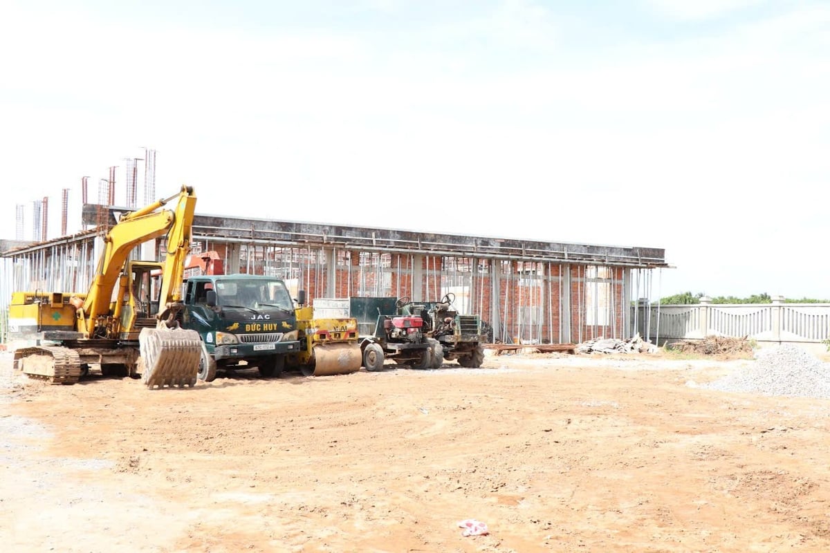 Nhà dưỡng lão Láng Sen đang tăng tốc thi công để kịp đưa vào hoạt động từ đầu năm 2026. Ảnh: Kim Anh. Nhà dưỡng lão Láng Sen đang tăng tốc thi công để kịp đưa vào hoạt động từ đầu năm 2026. Ảnh: Kim Anh.