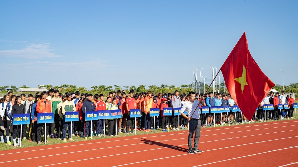 Đoàn vận động viên các tỉnh, thành phố và ngành tham dự Lễ khai mạc Giải vô địch Điền kinh quốc gia năm 2025 tại Sân điền kinh Hòa Xuân, Đà Nẵng. Ảnh: Phạm Huy.