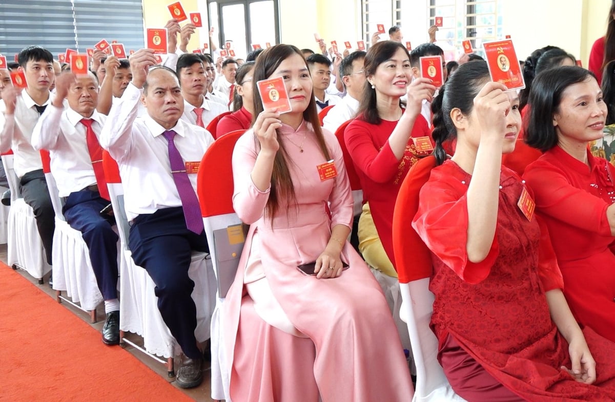 Các đại biểu biểu quyết tại đại hội. Ảnh: Quang Linh. Các đại biểu biểu quyết tại đại hội. Ảnh: Quang Linh.