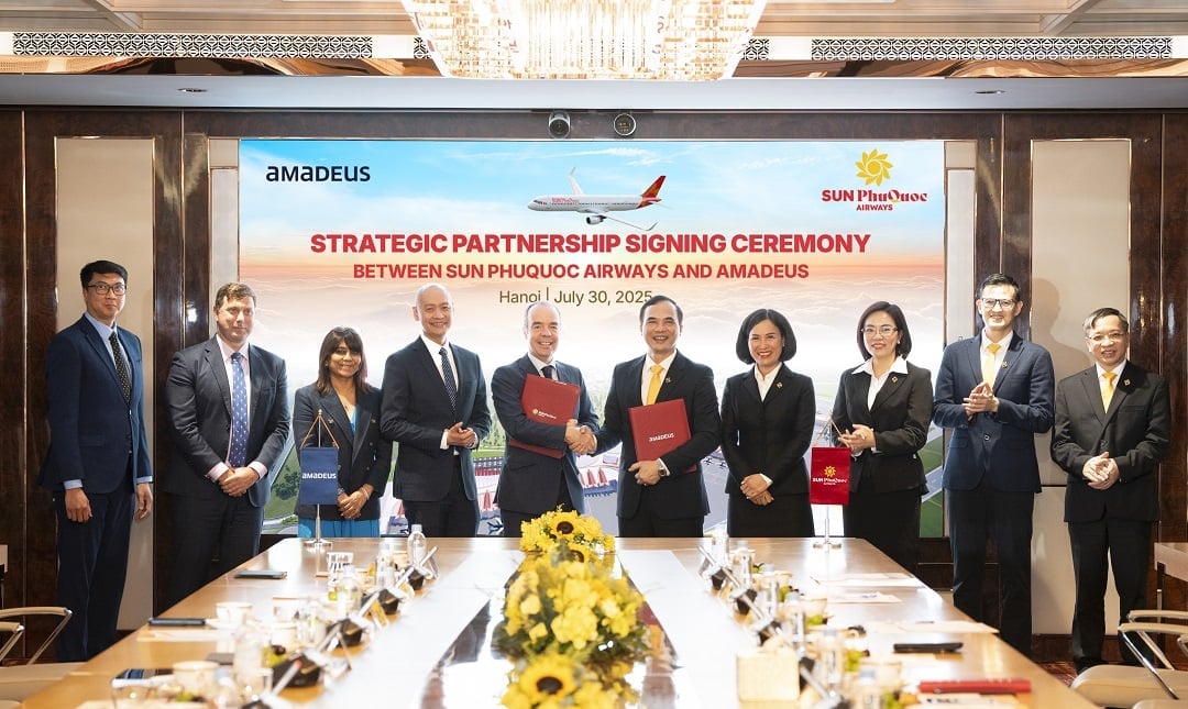 Lễ ký kết hợp tác chiến lược giữa Sun PhuQuoc Airways và Amadeus.