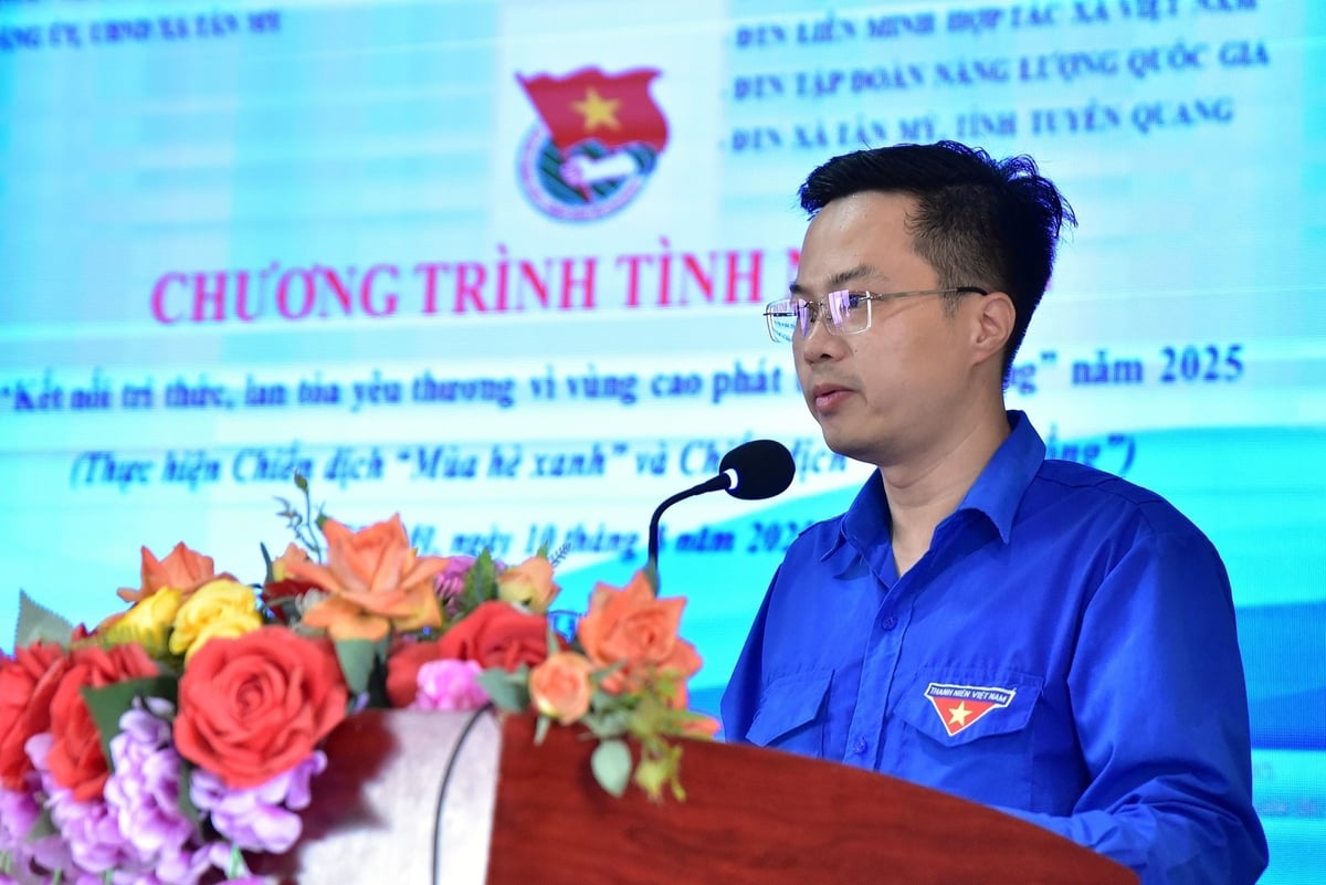 Đồng chí Tạ Hồng Sơn, Ủy viên BCH Đảng bộ, Ủy viên BCH Trung ương Đoàn, Bí thư Đoàn Bộ NN-MT phát biểu tại chương trình tình nguyện 'Tuổi trẻ xung kích - Kiến tạo tương lai xanh'. Ảnh: Kiều Chi. Đồng chí Tạ Hồng Sơn, Ủy viên BCH Đảng bộ, Ủy viên BCH Trung ương Đoàn, Bí thư Đoàn Bộ NN-MT phát biểu tại chương trình tình nguyện 'Tuổi trẻ xung kích - Kiến tạo tương lai xanh'. Ảnh: Kiều Chi.