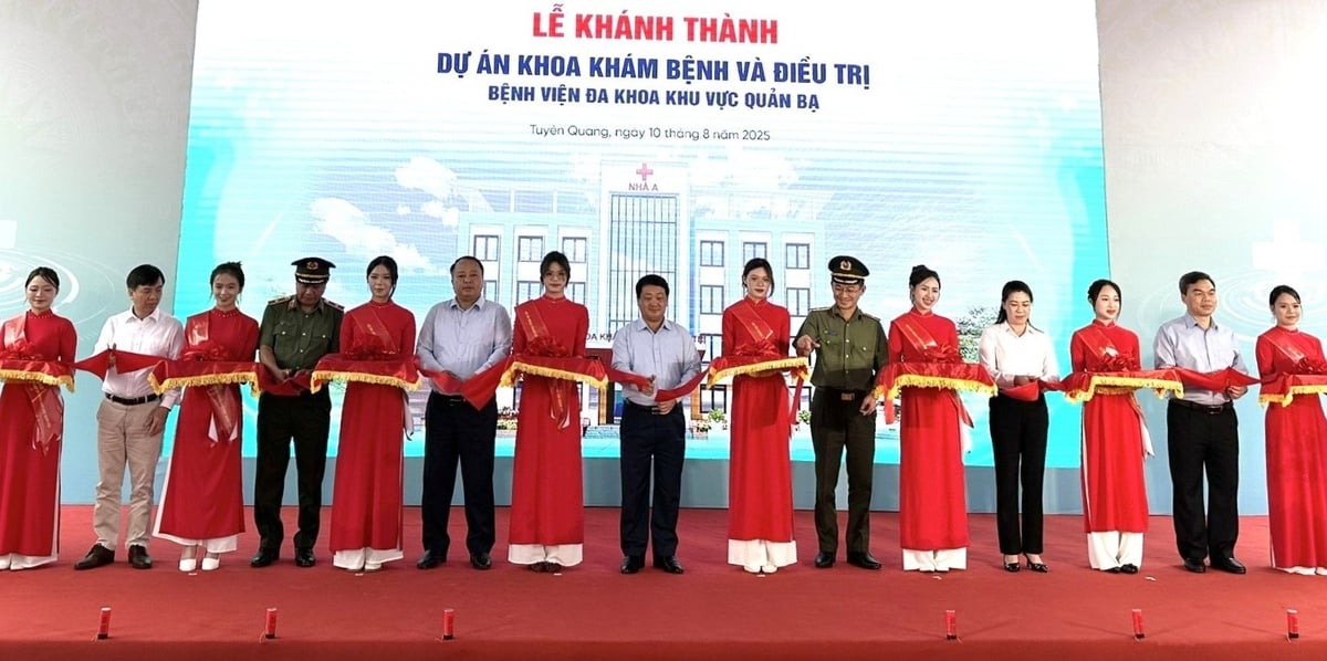 Các đại biểu cắt băng khánh thành công trình Khoa Khám bệnh và Điều trị thuộc Bệnh viện Đa khoa khu vực Quản Bạ. Ảnh: Văn Nhất. Các đại biểu cắt băng khánh thành công trình Khoa Khám bệnh và Điều trị thuộc Bệnh viện Đa khoa khu vực Quản Bạ. Ảnh: Văn Nhất.