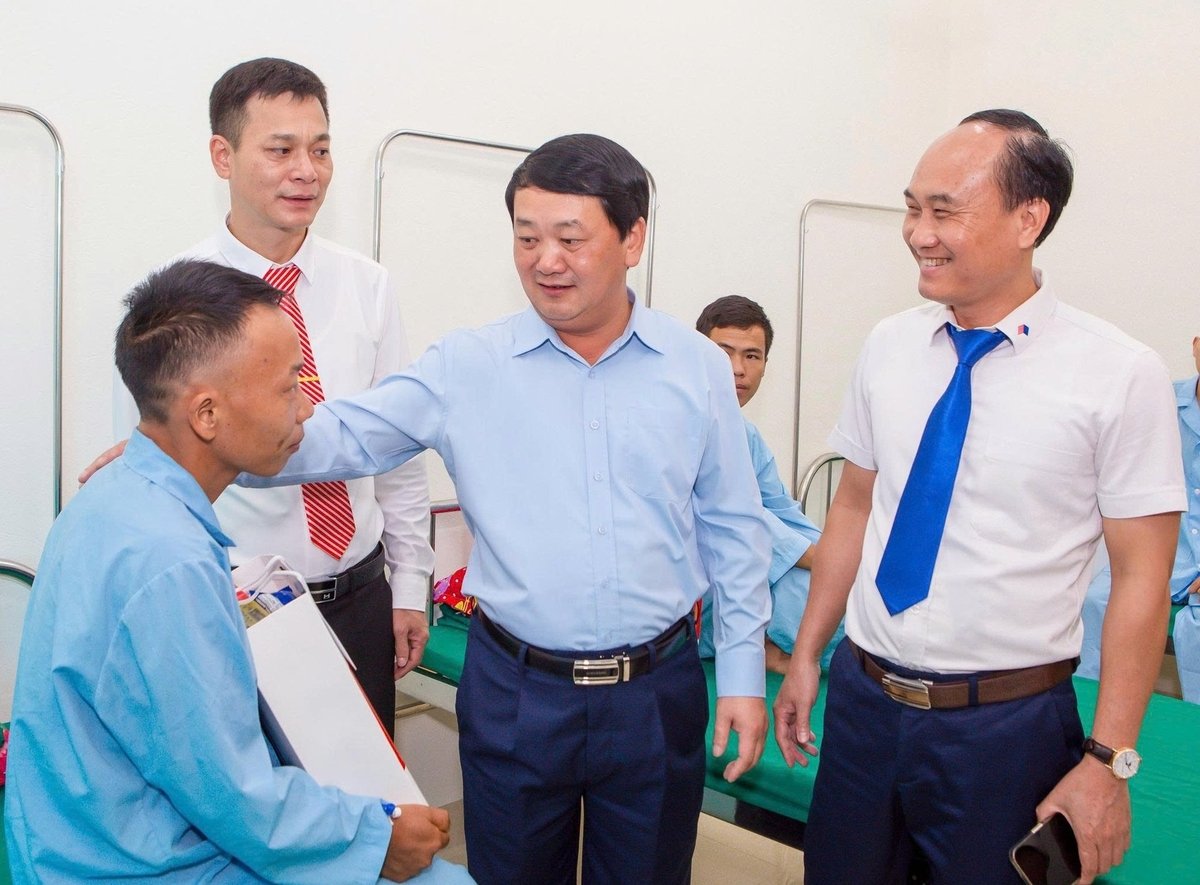 Bí thư Tỉnh ủy Tuyên Quang Hầu A Lềnh thăm hỏi, động viên các bệnh nhân điều trị tại Khoa Khám bệnh và Điều trị, Bệnh viện Đa khoa khu vực Quản Bạ. Ảnh: Văn Nhất. Bí thư Tỉnh ủy Tuyên Quang Hầu A Lềnh thăm hỏi, động viên các bệnh nhân điều trị tại Khoa Khám bệnh và Điều trị, Bệnh viện Đa khoa khu vực Quản Bạ. Ảnh: Văn Nhất.