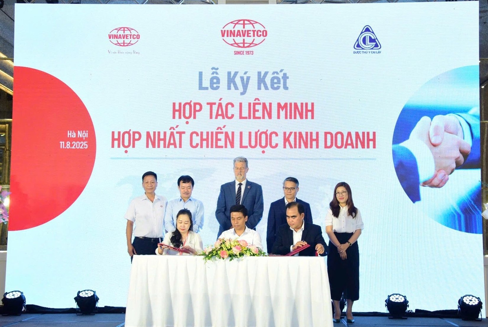Chủ tịch Hội Chăn nuôi Việt Nam Nguyễn Xuân Dương (thứ 2 từ trái qua) cùng Chủ tịch HĐQT Mavin David John Whitehead (giữa), Tổng Giám đốc Tập đoàn Mavin Đào Mạnh Lương (thứ 2 từ phải qua) chứng kiến Vinavetco và Mekovet ký kết hợp tác Liên minh hợp nhất chiến lược kinh doanh trong sự kiện tối 11/8 tại Hà Nội. Ảnh: MH. Chủ tịch Hội Chăn nuôi Việt Nam Nguyễn Xuân Dương (thứ 2 từ trái qua) cùng Chủ tịch HĐQT Mavin David John Whitehead (giữa), Tổng Giám đốc Tập đoàn Mavin Đào Mạnh Lương (thứ 2 từ phải qua) chứng kiến Vinavetco và Mekovet ký kết hợp tác Liên minh hợp nhất chiến lược kinh doanh trong sự kiện tối 11/8 tại Hà Nội. Ảnh: MH.