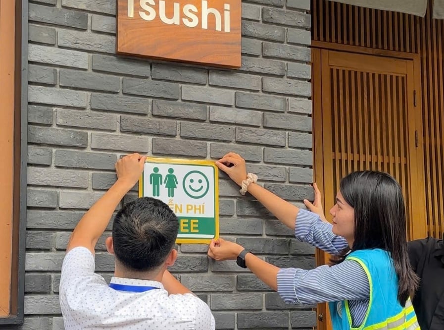 Tính đến ngày 11/8, đã hoàn thành dán logo 400/400 điểm nhà vệ sinh miễn phí. Ảnh: Urenco cung cấp.