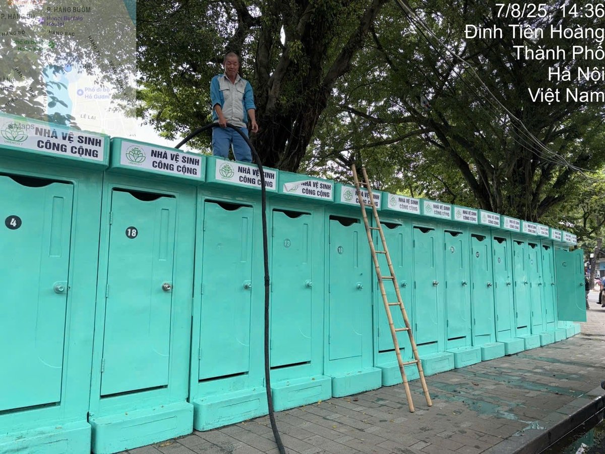 Công tác lắp đặt nhà vệ sinh lưu động đã được Công ty Urenco triển khai từ đầu tháng 8/2025. Ảnh: Urenco cung cấp.