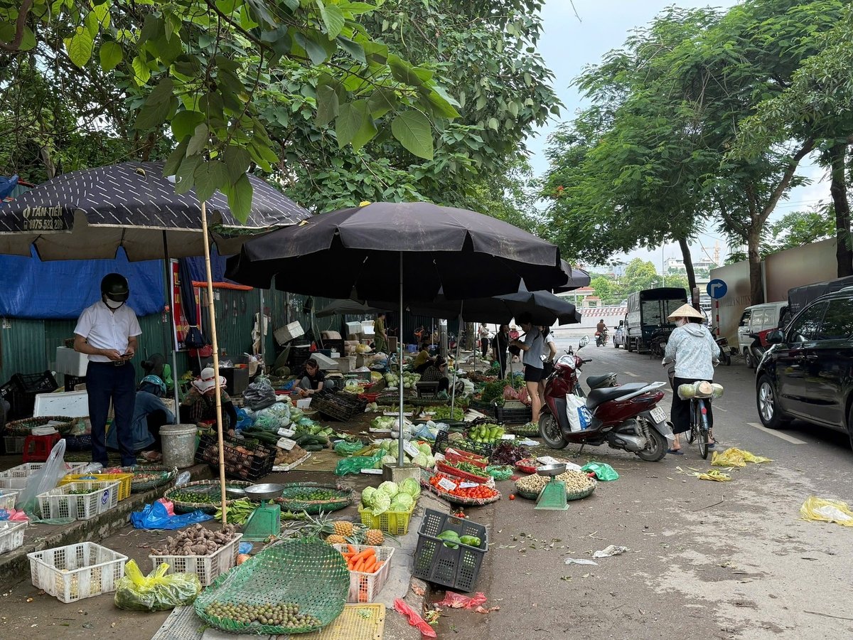 Chợ cóc gây mất mỹ quan đô thị và vệ sinh môi trường, trên phố Trần Quốc Vượng. Ảnh: Cao Sơn. Chợ cóc gây mất mỹ quan đô thị và vệ sinh môi trường, trên phố Trần Quốc Vượng. Ảnh: Cao Sơn.