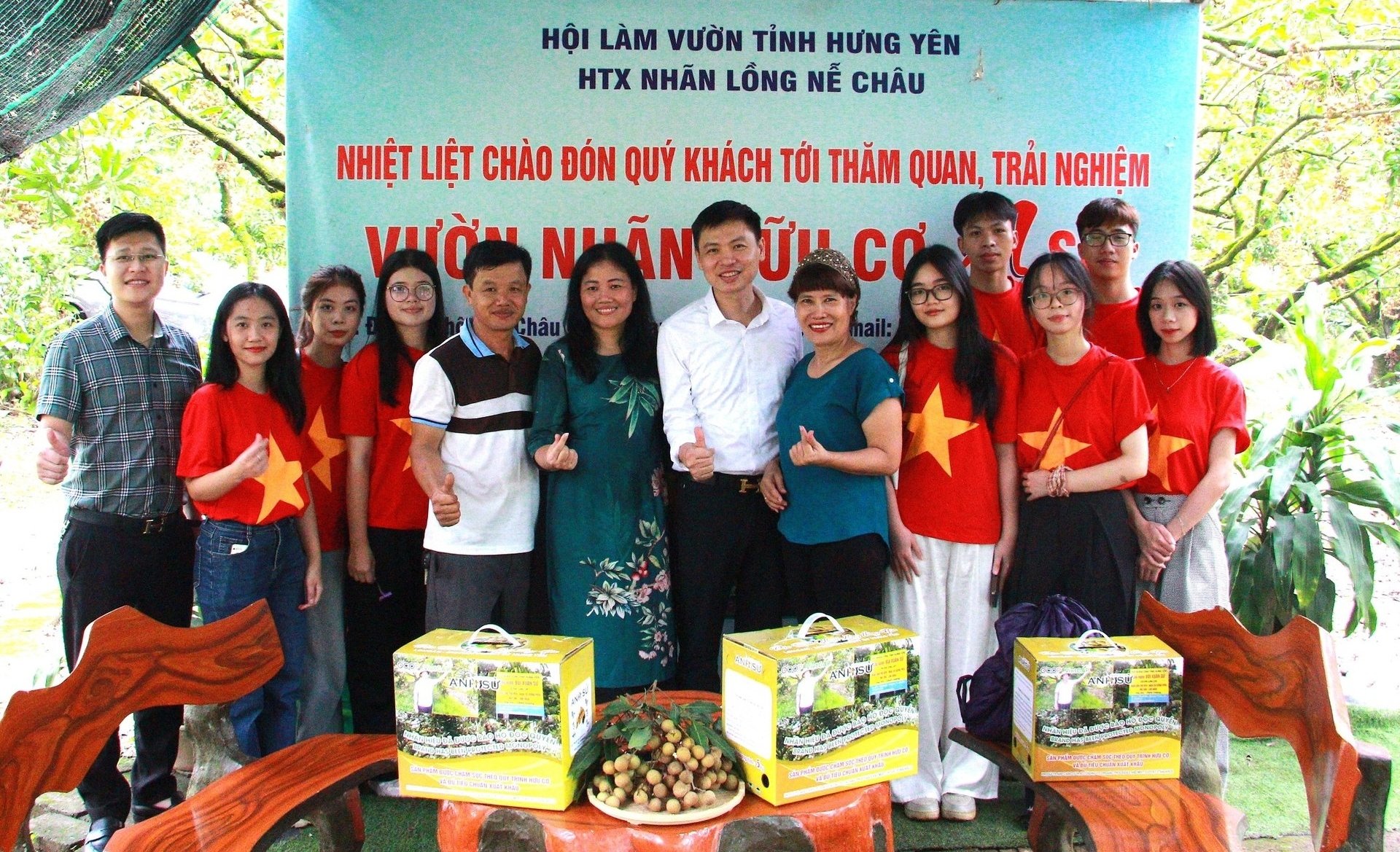 Đại diện một số đơn vị, doanh nghiệp đến làm việc và chụp ảnh lưu niệm tại vườn nhãn hữu cơ A Sử - HTX nhãn lồng Nễ Châu. Ảnh: Tiến Trung. Đại diện một số đơn vị, doanh nghiệp đến làm việc và chụp ảnh lưu niệm tại vườn nhãn hữu cơ A Sử - HTX nhãn lồng Nễ Châu. Ảnh: Tiến Trung.