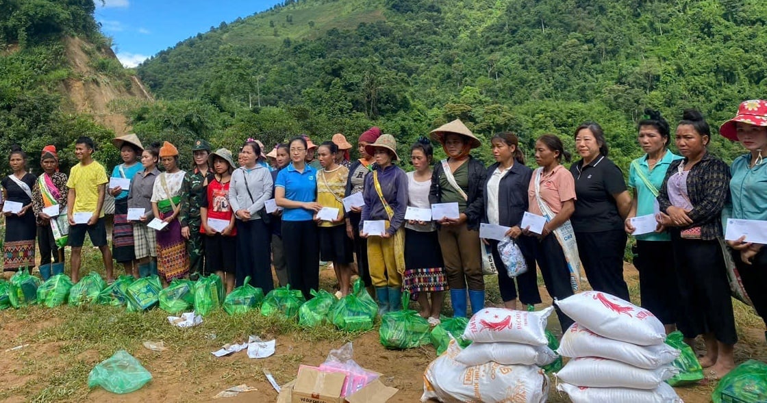 Thường trực Hội LHPN tỉnh Điện Biên cùng Đoàn trao quà của các nhà hảo tâm đến hội viên, phụ nữ bản Huổi Có, xã Phình Giàng. Ảnh: PNĐB. Thường trực Hội LHPN tỉnh Điện Biên cùng Đoàn trao quà của các nhà hảo tâm đến hội viên, phụ nữ bản Huổi Có, xã Phình Giàng. Ảnh: PNĐB.