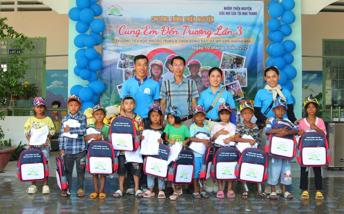 Những chiếc cặp, quần áo, giày dép mới được nhóm thiện nguyện 'Ước mơ của tôi – Nha Trang' trao cho các em học sinh Trường Tiểu học Phước Trung B. Ảnh: Phương Chi.