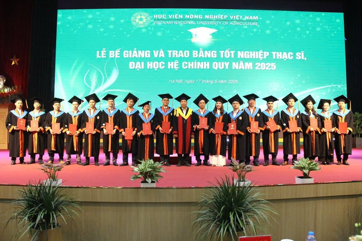 Các tân thạc sĩ chụp ảnh lưu niệm cùng GS.TS.NGND. Trần Đức Viên, Chủ tịch Hội đồng khoa học và đào tạo Học viện. Ảnh: VNUA.