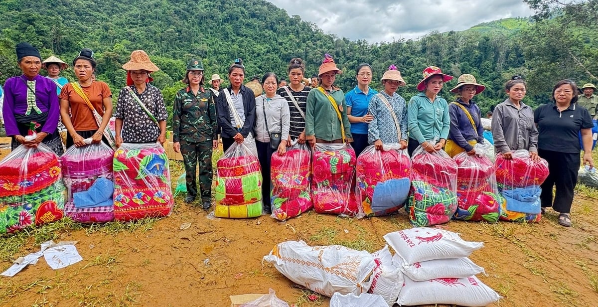 Hội LHPN tỉnh Điện Biên phối hợp lực lượng chức năng tặng chăn, màn cho phụ nữ, trẻ em vùng lũ. Ảnh: PNĐB. Hội LHPN tỉnh Điện Biên phối hợp lực lượng chức năng tặng chăn, màn cho phụ nữ, trẻ em vùng lũ. Ảnh: PNĐB.