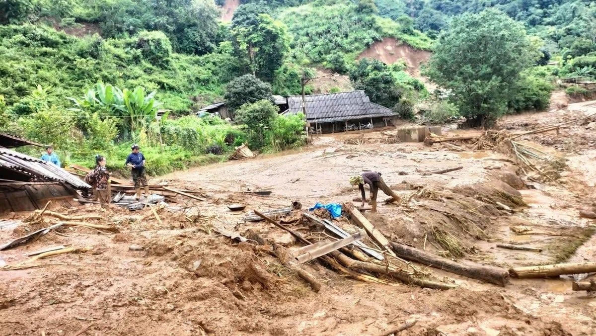 Nhiều ngôi nhà tại xã Na Son bị vùi lấp trong bùn đất sau trận lũ quét, tài sản bị hư hỏng và bị cuốn trôi. Ảnh: Hoàng Châu. Nhiều ngôi nhà tại xã Na Son bị vùi lấp trong bùn đất sau trận lũ quét, tài sản bị hư hỏng và bị cuốn trôi. Ảnh: Hoàng Châu.
