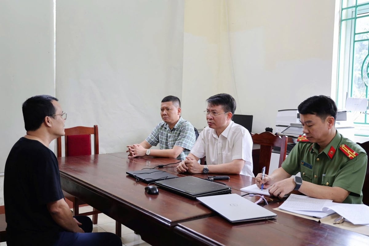 Thiếu tướng Nguyễn Minh Tuấn – Giám đốc Công an tỉnh Phú Thọ trực tiếp đến lấy lời khai các đối tượng phạm tội trong vụ án tiền ảo. Ảnh: An ninh Phú Thọ. 