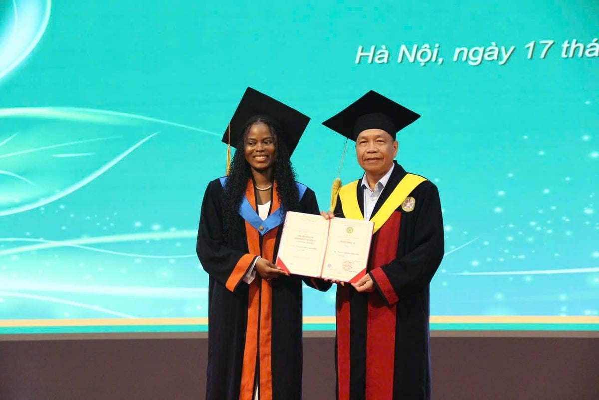 GS.TS.NGND. Trần Đức Viên, Chủ tịch Hội đồng khoa học và đào tạo Học viện, trao bằng tốt nghiệp đào tạo trình độ thạc sĩ hệ chính quy. Ảnh: VNUA.