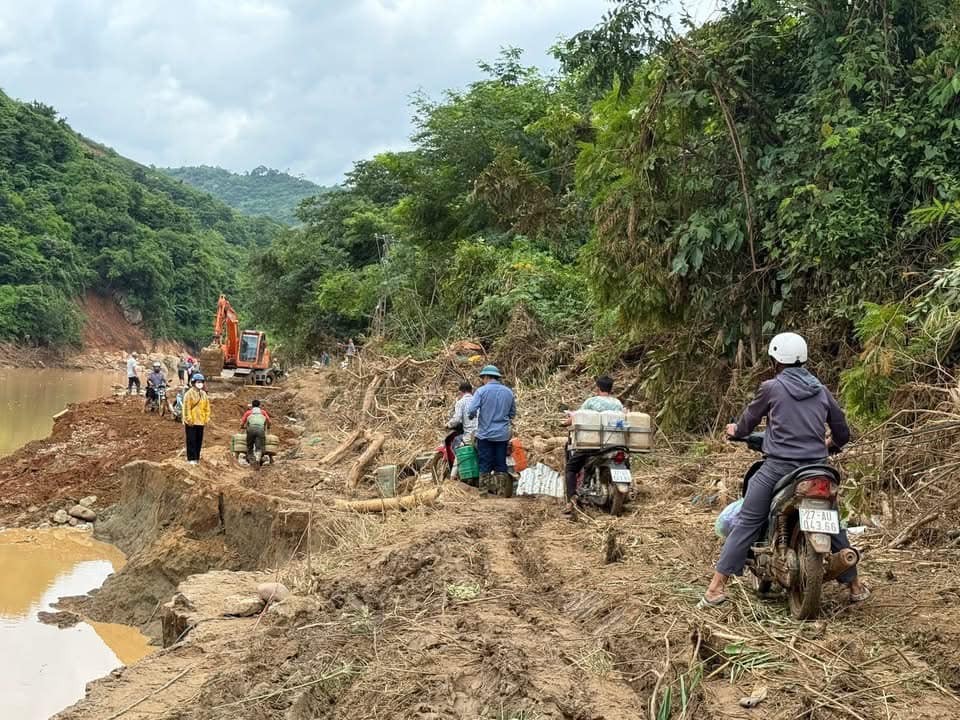 Lực lượng chức năng khắc phục tuyến đường bị sạt lở, vận chuyển hàng cứu trợ vào vùng lũ Điện Biên. Ảnh: Hoàng Châu. Lực lượng chức năng khắc phục tuyến đường bị sạt lở, vận chuyển hàng cứu trợ vào vùng lũ Điện Biên. Ảnh: Hoàng Châu.