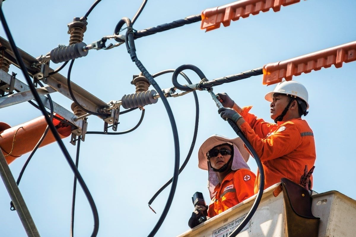 EVNSPC tăng cường thi công hotline, giảm tối đa thời gian gián đoạn cung cấp điện cho khách hàng. Ảnh: Hoàng Hùng. EVNSPC tăng cường thi công hotline, giảm tối đa thời gian gián đoạn cung cấp điện cho khách hàng. Ảnh: Hoàng Hùng.