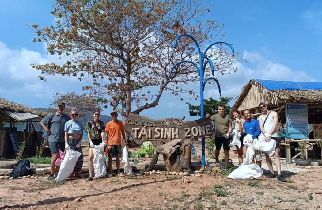 Anh Phương rác (áo xanh, thứ hai từ phải qua) cùng đoàn khách nước ngoài tham gia nhặt rác thải tại khu vực bờ biển gần Tái Sinh Zone. Ảnh: Nguyễn Thanh Thanh. Anh Phương rác (áo xanh, thứ hai từ phải qua) cùng đoàn khách nước ngoài tham gia nhặt rác thải tại khu vực bờ biển gần Tái Sinh Zone. Ảnh: Nguyễn Thanh Thanh.