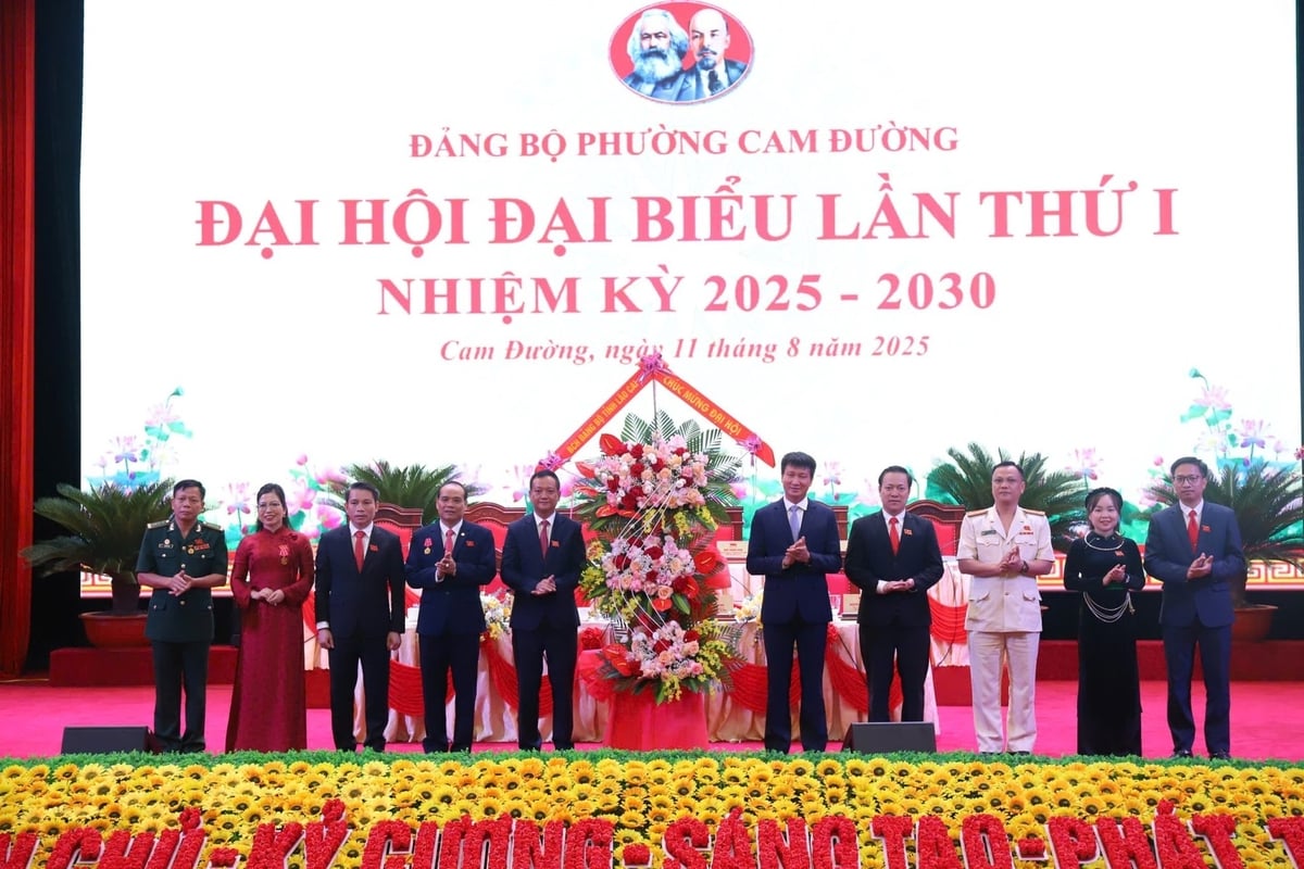 Đồng chí Trần Huy Tuấn, Phó Bí thư Tỉnh ủy, Chủ tịch UBND tỉnh Lào Cai tặng hoa chúc mừng Ban chấp hành Đảng bộ phường Cam Đường. Ảnh: Bích Hợp.
