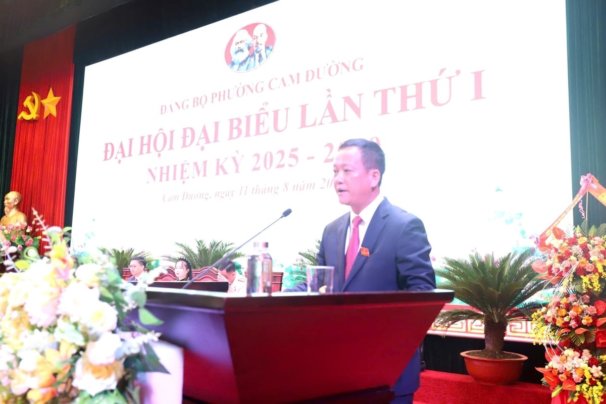 Đồng chí Vũ Hùng Dũng, Ủy viên Ban chấp hành Đảng bộ tỉnh Lào Cai, Bí thư Đảng uỷ phường Cam Đường phát biểu tại Đại hội. Ảnh: Bích Hợp.