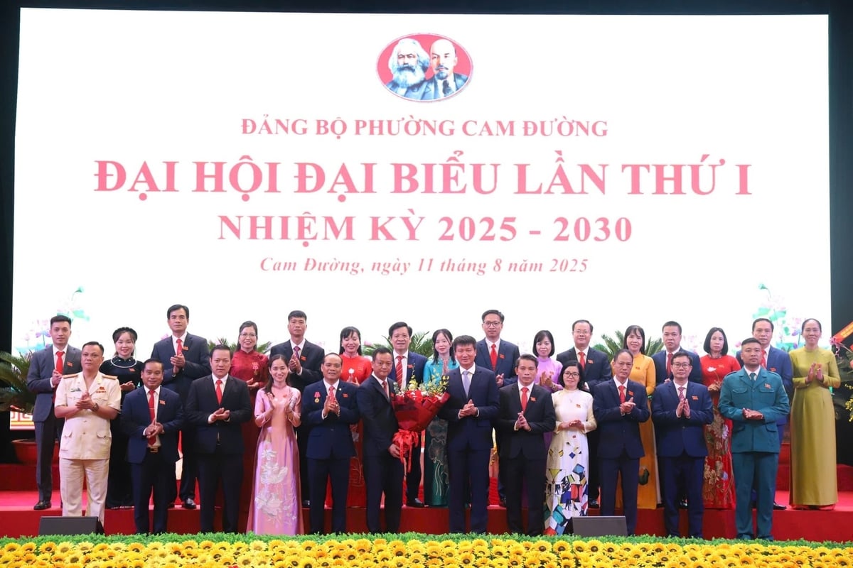 Ban chấp hành Đảng bộ phường Cam Đường nhiệm ký 2025-2030 ra mắt tại Đại hội. Ảnh: Bích Hợp.