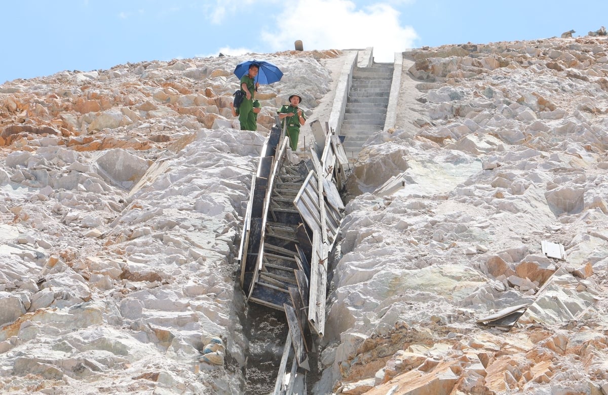 Hiện trường tai nạn sập cốt pha ở công trường cao tốc Quy Nhơn - Chí Thạnh khiến 2 người tử vong. Ảnh: XT.