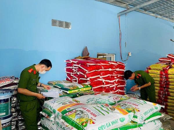 Hơn 77 tấn sản phẩm nông nghiệp không rõ nguồn gốc được công an tỉnh Cà Mau phát hiện. Ảnh: CACC. Hơn 77 tấn sản phẩm nông nghiệp không rõ nguồn gốc được công an tỉnh Cà Mau phát hiện. Ảnh: CACC.