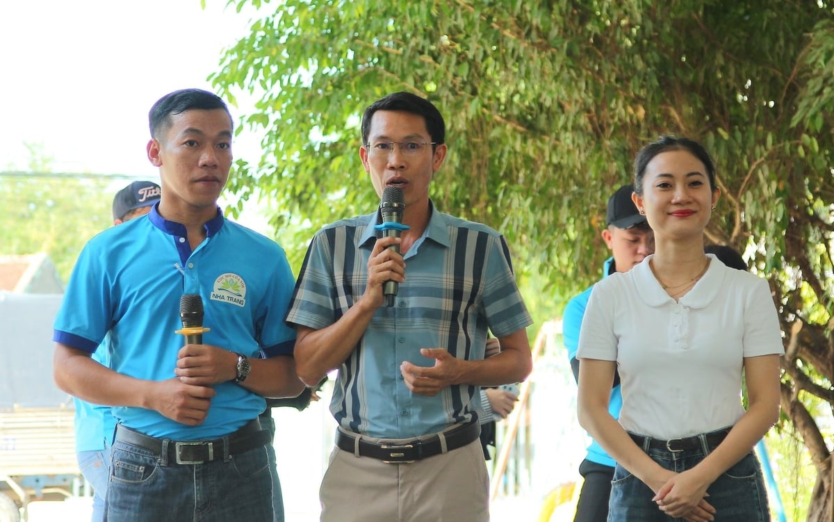 Thầy Phạm Ngọc Tuấn (đứng giữa), Hiệu trưởng Trường Tiểu học Phước Trung B gửi lời cảm ơn đến nhóm thiện nguyện và động viên các em học sinh chuẩn bị bước vào năm học mới. Ảnh: Phương Chi.