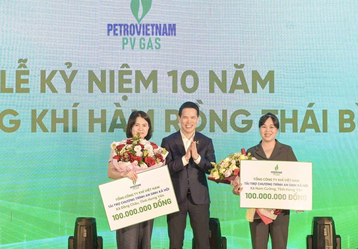 Tổng Giám đốc PV GAS trao hỗ trợ an sinh xã hội cho lãnh đạo xã Đồng Châu và xã Nam Cường. Ảnh: PV GAS.