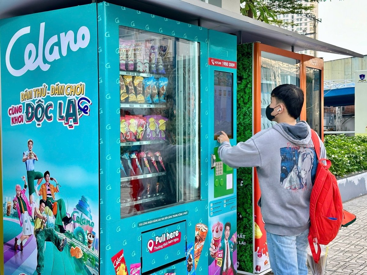 Máy bán kem tự động đầu tiên tại Việt Nam thu hút nhiều bạn trẻ. Ảnh: Nutifood. Máy bán kem tự động đầu tiên tại Việt Nam thu hút nhiều bạn trẻ. Ảnh: Nutifood.