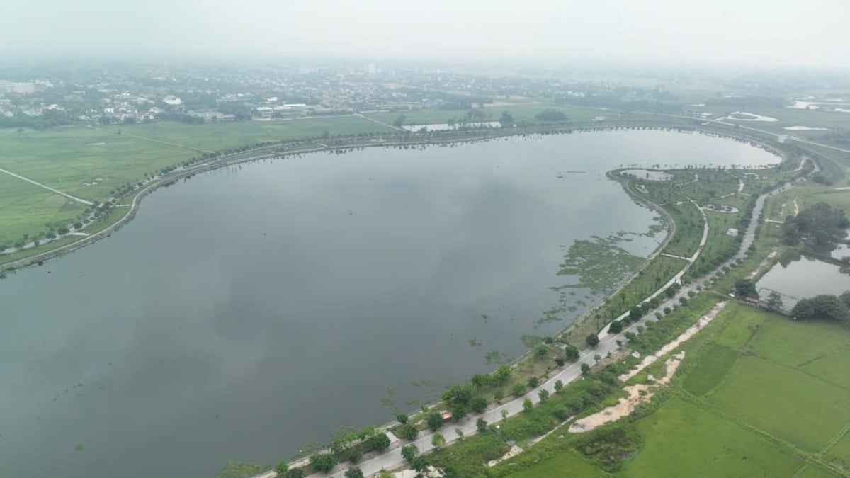 Hồ điều hòa Hưng Hòa - hồ lớn nhất vùng đô thị thành phố Vinh (cũ) luôn có màu nước đen ngòm. Ảnh: Đình Tiệp.