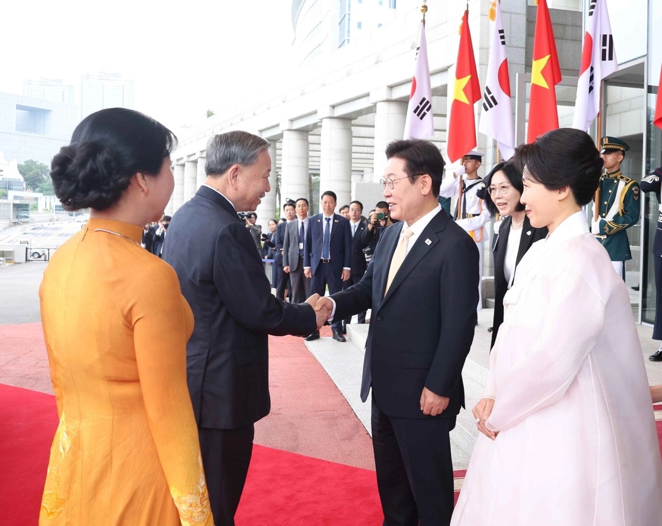 Tổng thống Hàn Quốc Lee Jae-myung và phu nhân đón Tổng Bí thư Tô Lâm và phu nhân. Ảnh: TTXVN.