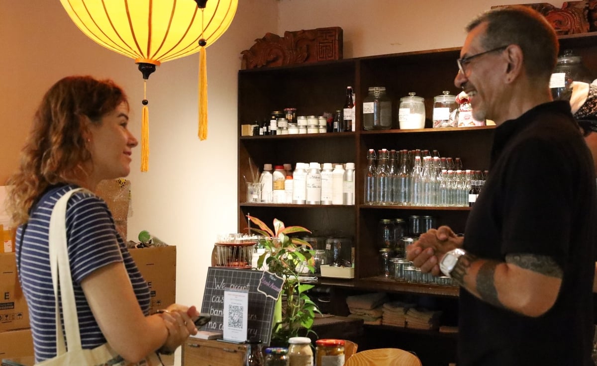 Ông Michael thường xuyên chia sẻ những câu chuyện xung quanh sản phẩm xanh, những mẩu chuyện đời thường về cách sống, tiêu dùng... với khách hàng, đặc biệt là các bạn nhỏ, các em học sinh để truyền cảm hứng sống xanh tới cộng đồng. Ảnh: Hoàng Hiền. Ông Michael thường xuyên chia sẻ những câu chuyện xung quanh sản phẩm xanh, những mẩu chuyện đời thường về cách sống, tiêu dùng... với khách hàng, đặc biệt là các bạn nhỏ, các em học sinh để truyền cảm hứng sống xanh tới cộng đồng. Ảnh: Hoàng Hiền.