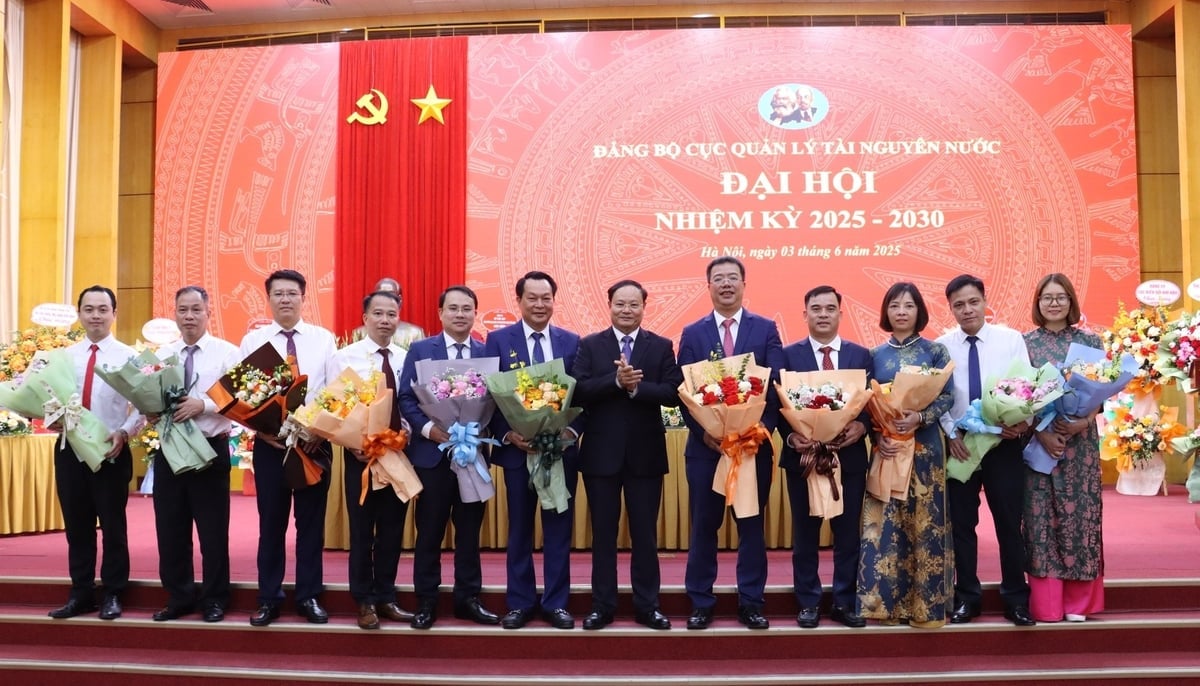 Thứ trưởng Lê Minh Ngân tặng hoa, chúc mừng BCH Đảng ủy Cục Quản lý tài nguyên nước, nhiệm kỳ 2025-2030. Ảnh: Nguyễn Thủy. Thứ trưởng Lê Minh Ngân tặng hoa, chúc mừng BCH Đảng ủy Cục Quản lý tài nguyên nước, nhiệm kỳ 2025-2030. Ảnh: Nguyễn Thủy.