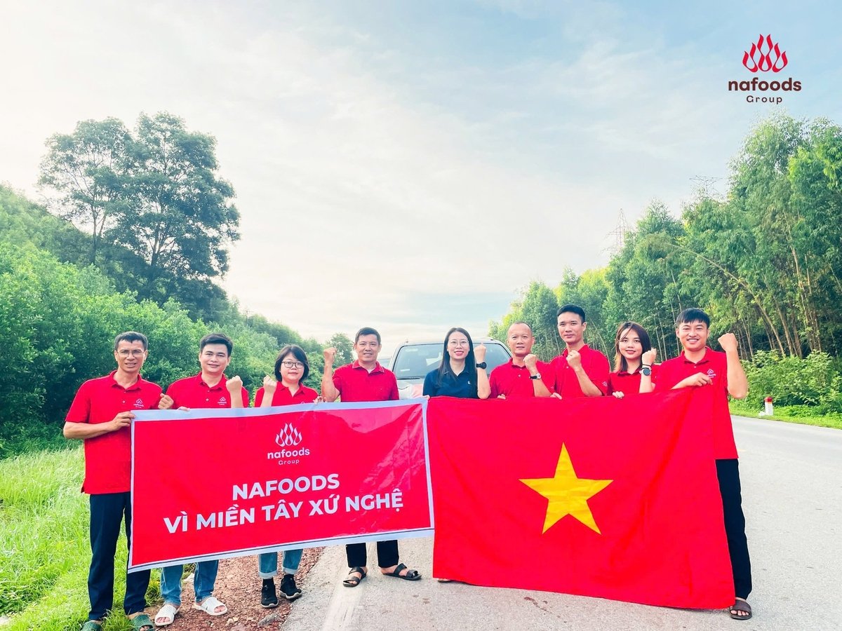 Đoàn tình nguyện Nafoods đến hỗ trợ điểm chịu thiệt hại nặng ở miền Tây Nghệ An ngay sau cơn bão.