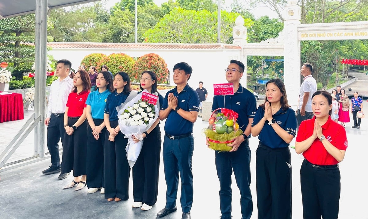 Tập thể Nafoods đã có các hoạt động về nguồn nhằm tri ân và khơi dậy lòng tự hào về quá khứ hào hùng của dân tộc. Ảnh: Thu Hải.
